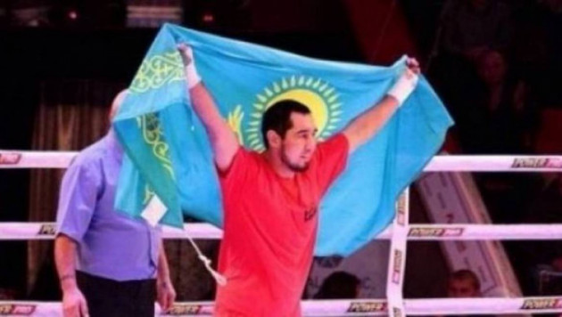 Астанадағы бокс кеші: Айдос Ербосынұлының қарсыласы екінші раундқа шығудан бас тартты