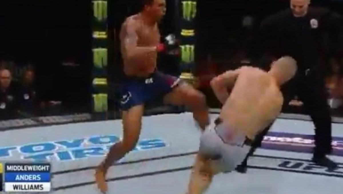 MMA файтері қарсыласын футболдағы тәсілмен нокаутқа түсірді