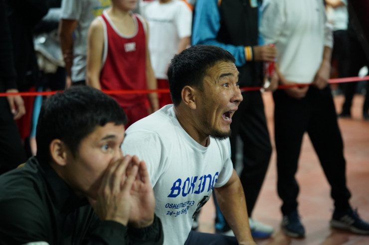 Өзін соратын ер адамның порносын қараңыз Ол қорқып, жыныс мүшесін пышақпен кесіп тастады.